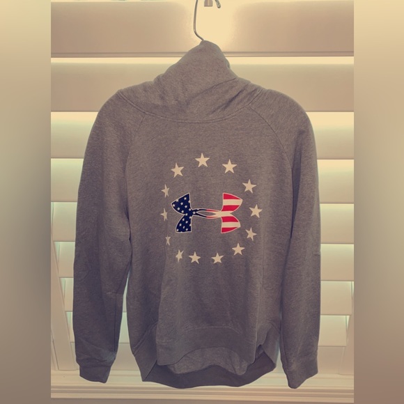 Under Armour Tops - Women’s Under Armour sweatshirt